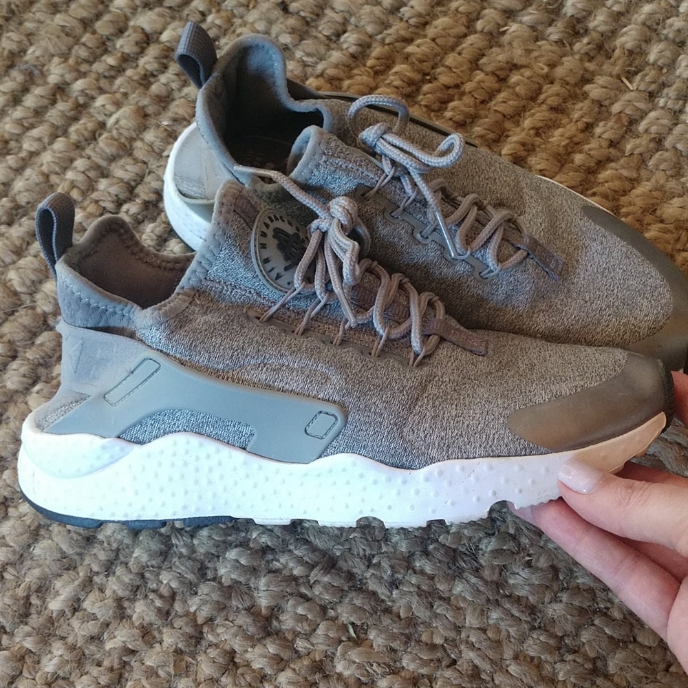 Nike Air Huarache grey and silver tennis shoes